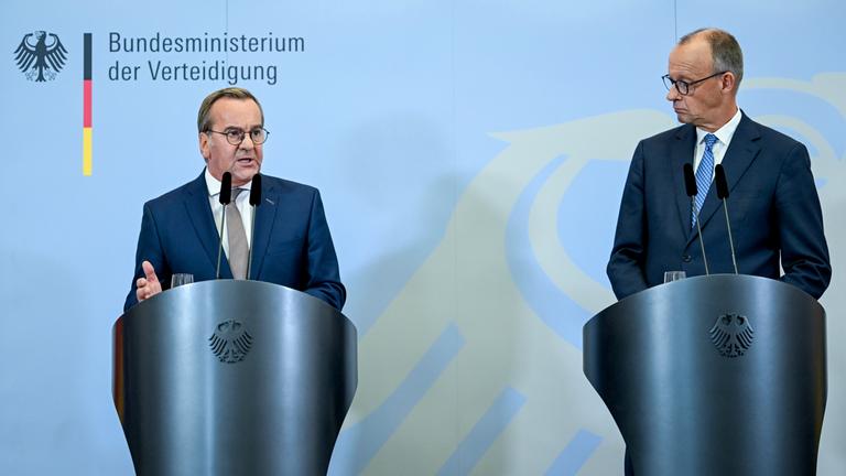 Bundeskanzler Friedrich Merz (CDU, r) und Boris Pistorius (SPD), Bundesminister der Verteidigung, geben im Bendlerblock des Bundesministeriums der Verteidigung eine Pressekonferenz.