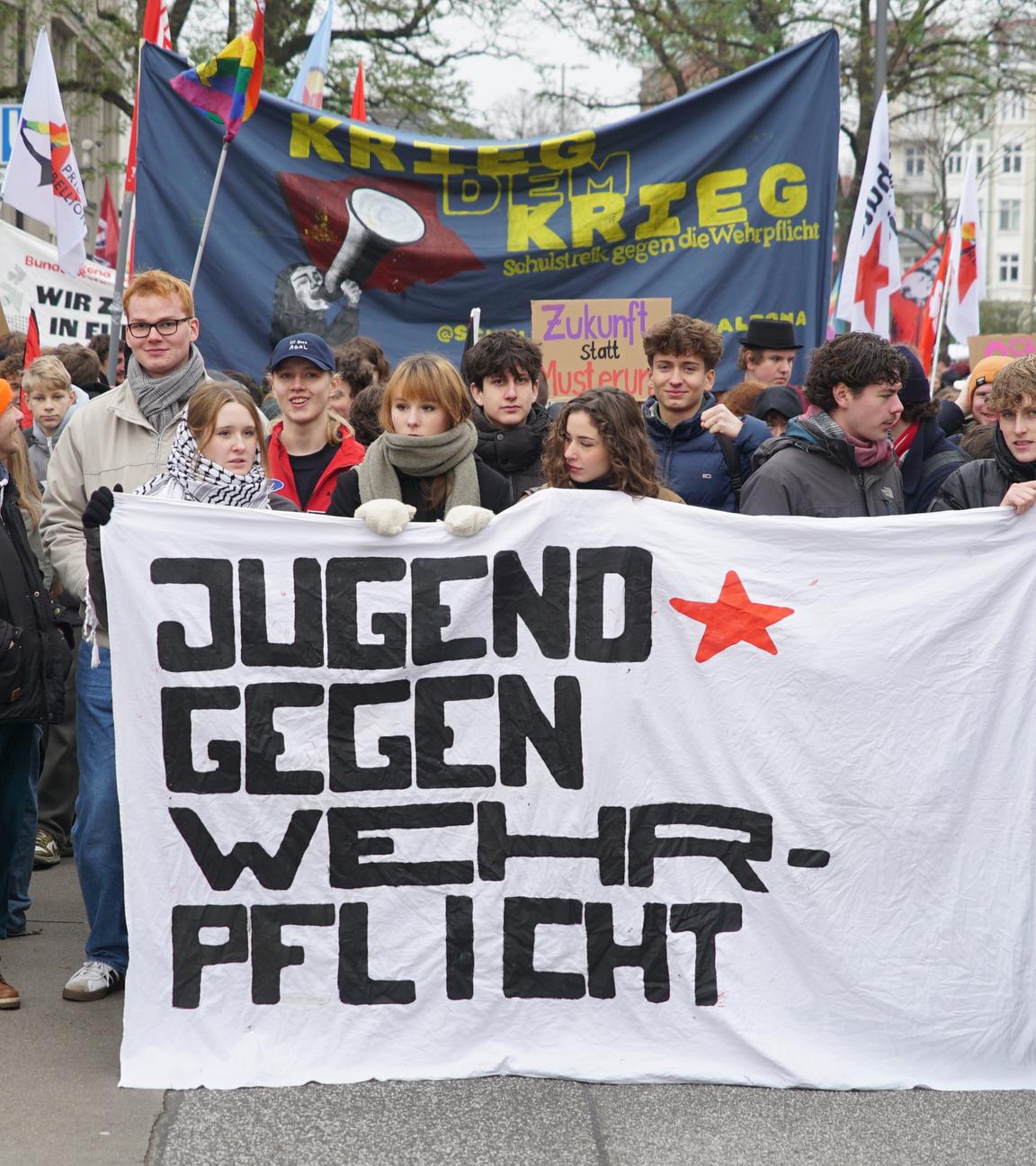Schulstreik gegen Wehrdienst: Großdemo in der Hamburger Innenstadt.