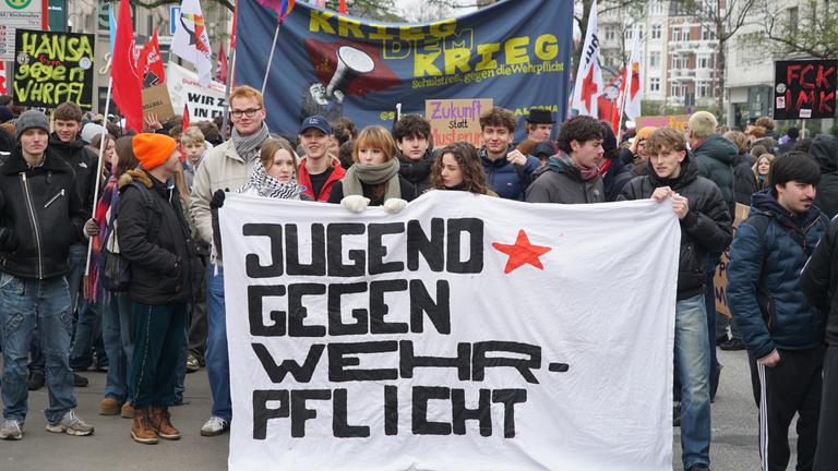 Schulstreik gegen Wehrdienst: Großdemo in der Hamburger Innenstadt.