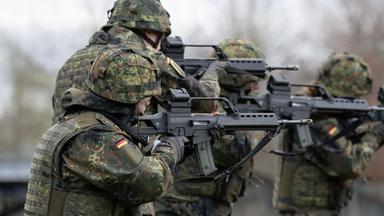 Mecklenburg-Vorpommern, Parow: Soldaten in der Grundausbildung halten auf dem Gelände der Marinetechnikschule (MTS) in Parow das Sturmgewehr G36 in den Händen.