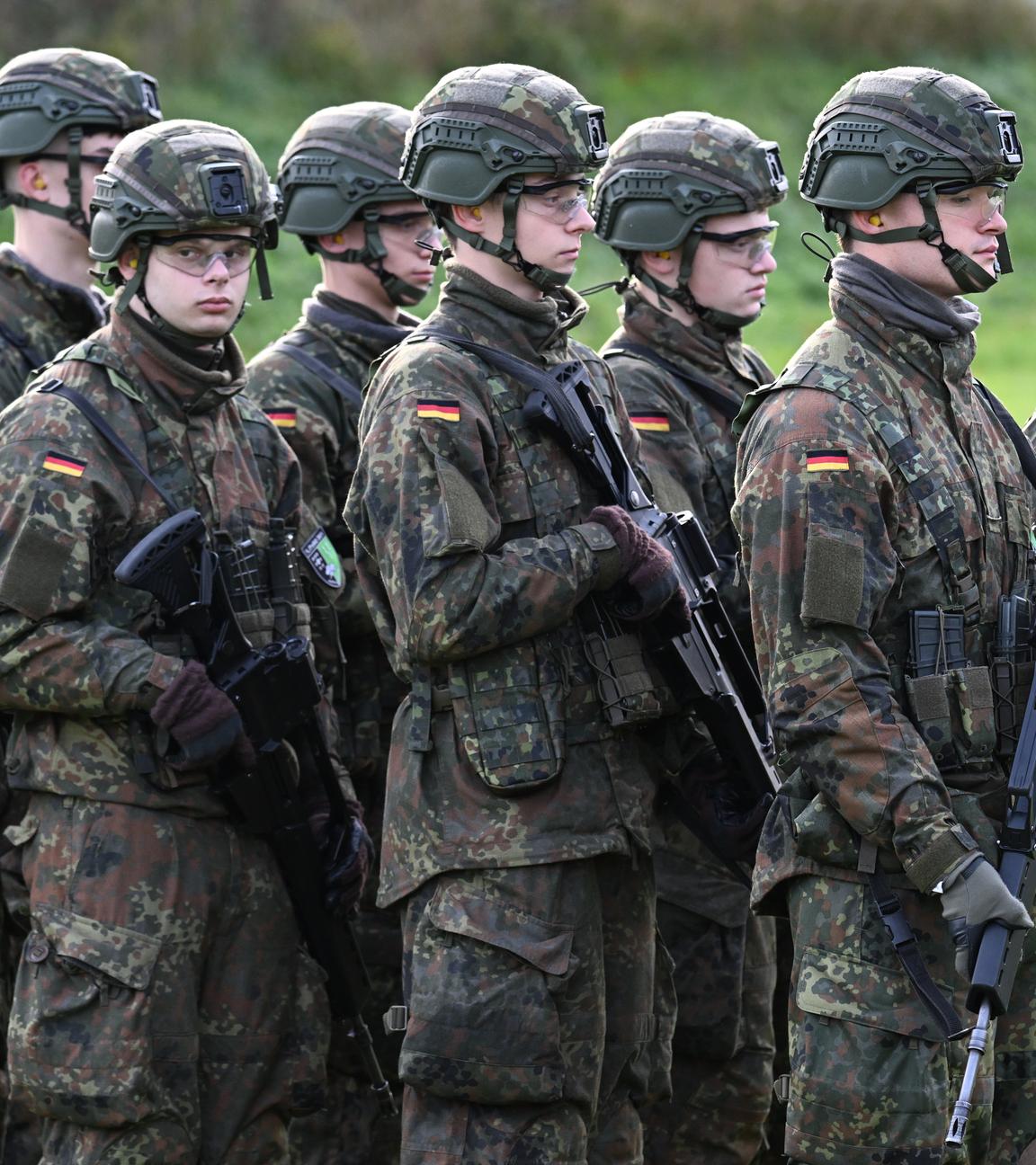 Nordrhein-Westfalen, Ahlen: Rekruten bei der Schießausbildung im Rahmen eines Medientages zur Basisausbildung bei der Bundeswehr im Aufklärungsbataillon 7. Politiker von Union und SPD haben sich für den neuen Wehrdienst auf eine flächendeckende Musterung geeinigt.