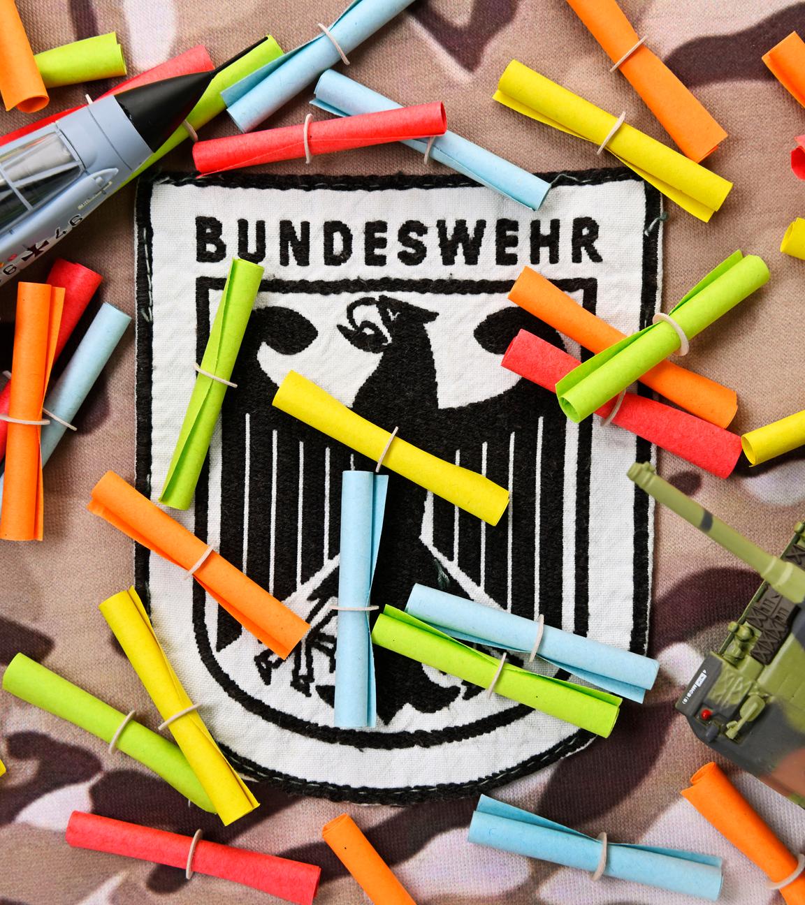 Lose auf Bundeswehrabzeichen, Symbolfoto Wehrdienst und Wehrpflicht, Fotomontage