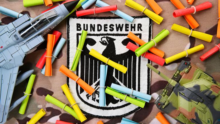 Lose auf Bundeswehrabzeichen, Symbolfoto Wehrdienst und Wehrpflicht, Fotomontage