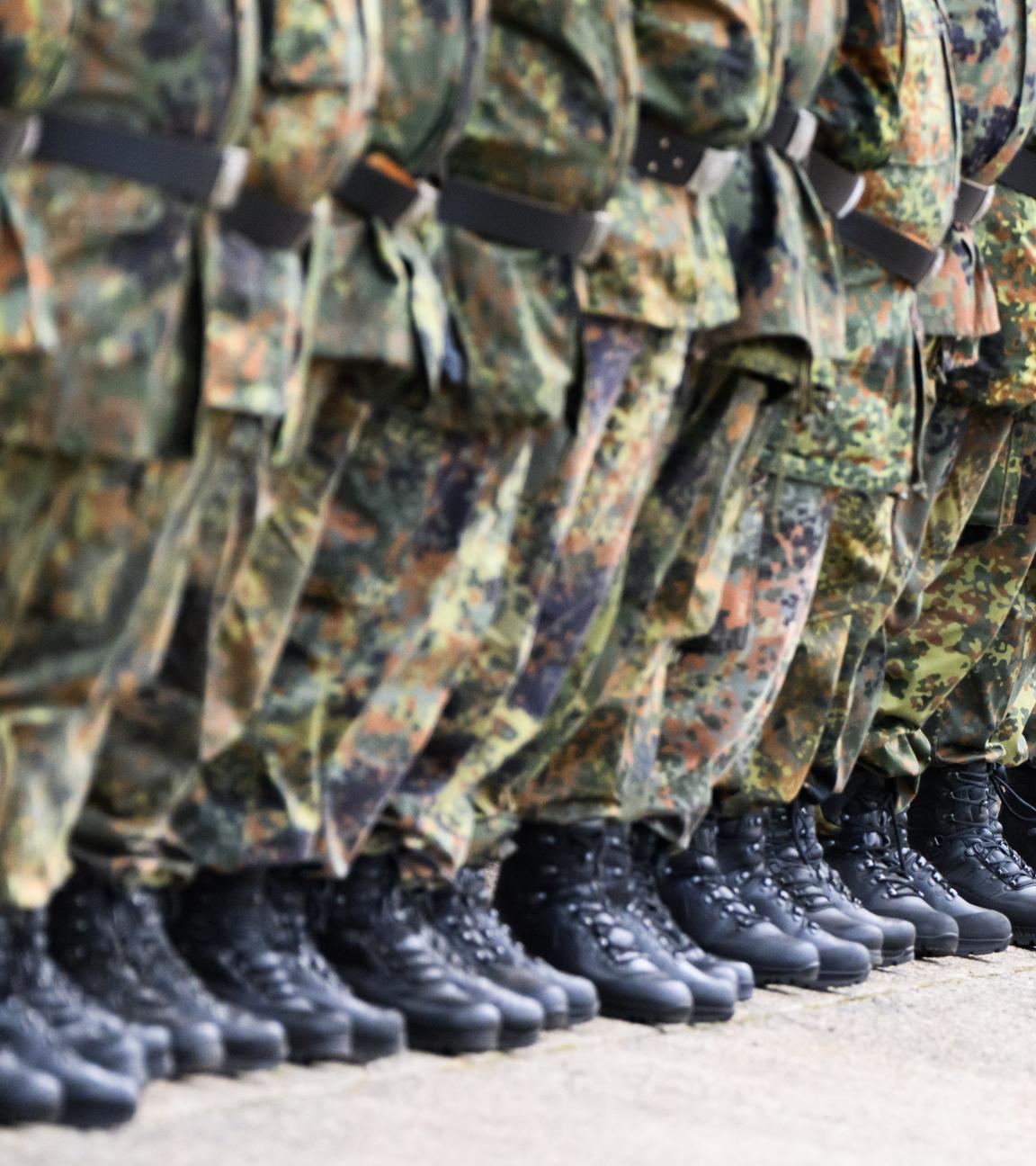  Soldaten stehen in der Hauptfeldwebel-Lagenstein-Kaserne beim feierlichen Appell zur Übergabe des Landeskommandos Niedersachsen von Oberst Waldau an Oberst i.G. Wachter.