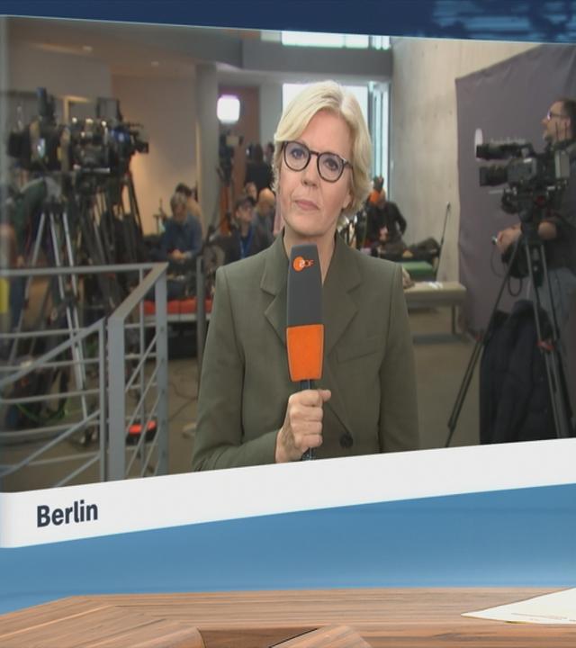 Moderatorin im Schaltgespräch mit Korrespondentin Ines Trams