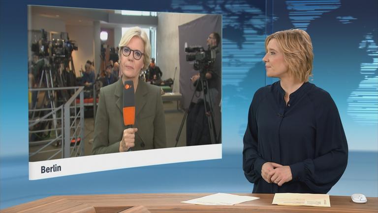 Moderatorin im Schaltgespräch mit Korrespondentin Ines Trams