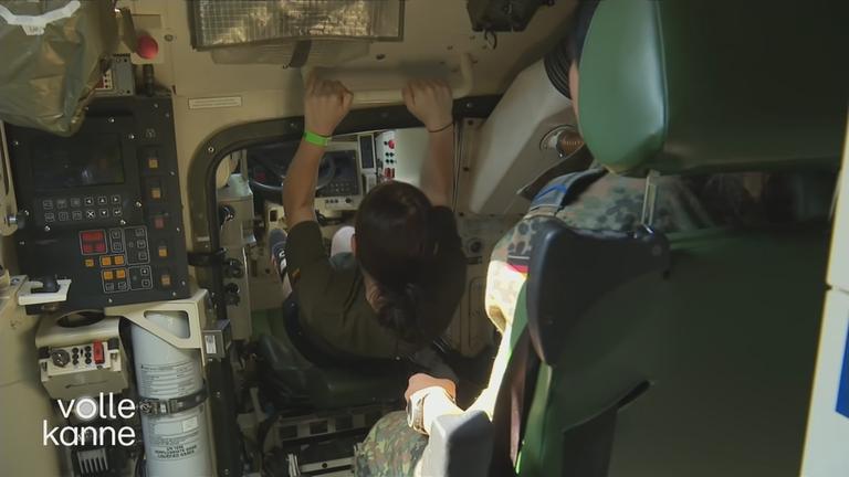 Rekrutin zwängt sich durch militärisches Vehikel