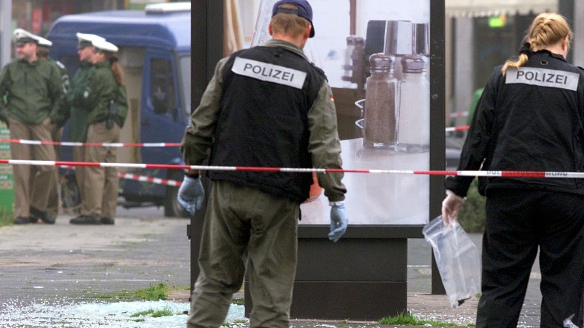 Beamte einer Ermittlungsgruppe des Bundeskriminalamtes suchen am Freitagmorgen (28.07.2000) am Düsseldorfer S-Bahnhof Wehrhahn nach der Explosion einer Splitterbombe am Vortag nach Spuren