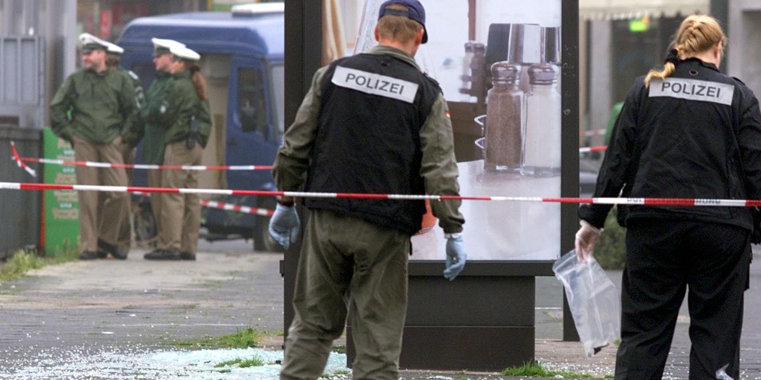 Beamte einer Ermittlungsgruppe des Bundeskriminalamtes suchen am Freitagmorgen (28.07.2000) am Düsseldorfer S-Bahnhof Wehrhahn nach der Explosion einer Splitterbombe am Vortag nach Spuren