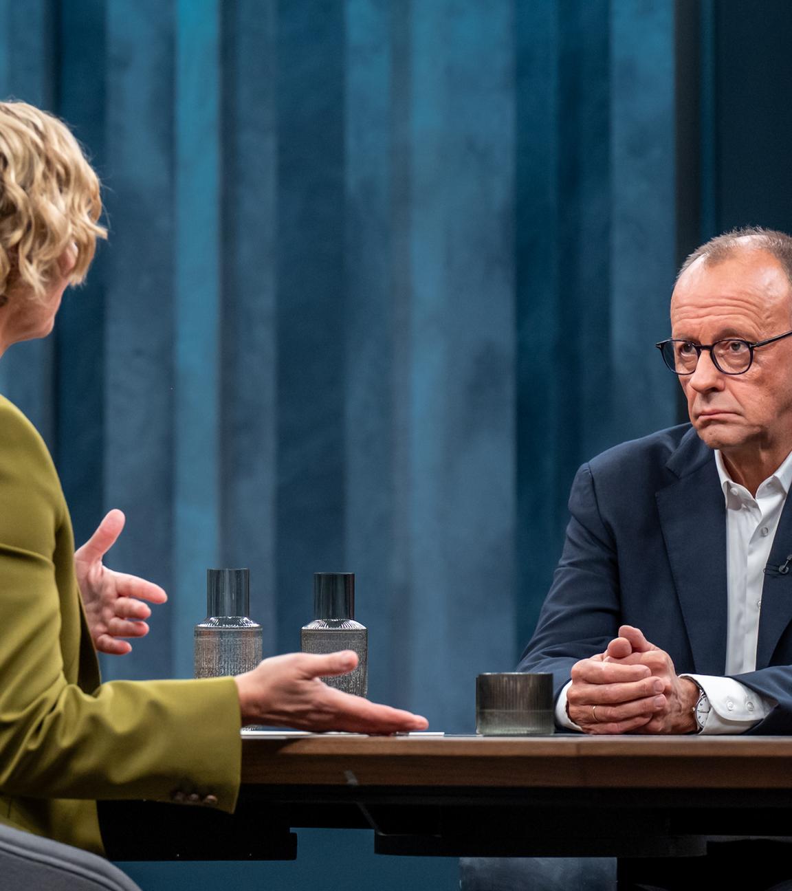Caren Miosga spricht mit Bundeskanzler Friedrich Merz (CDU) bei der ARD Polit-Talkshow «Caren Miosga». 