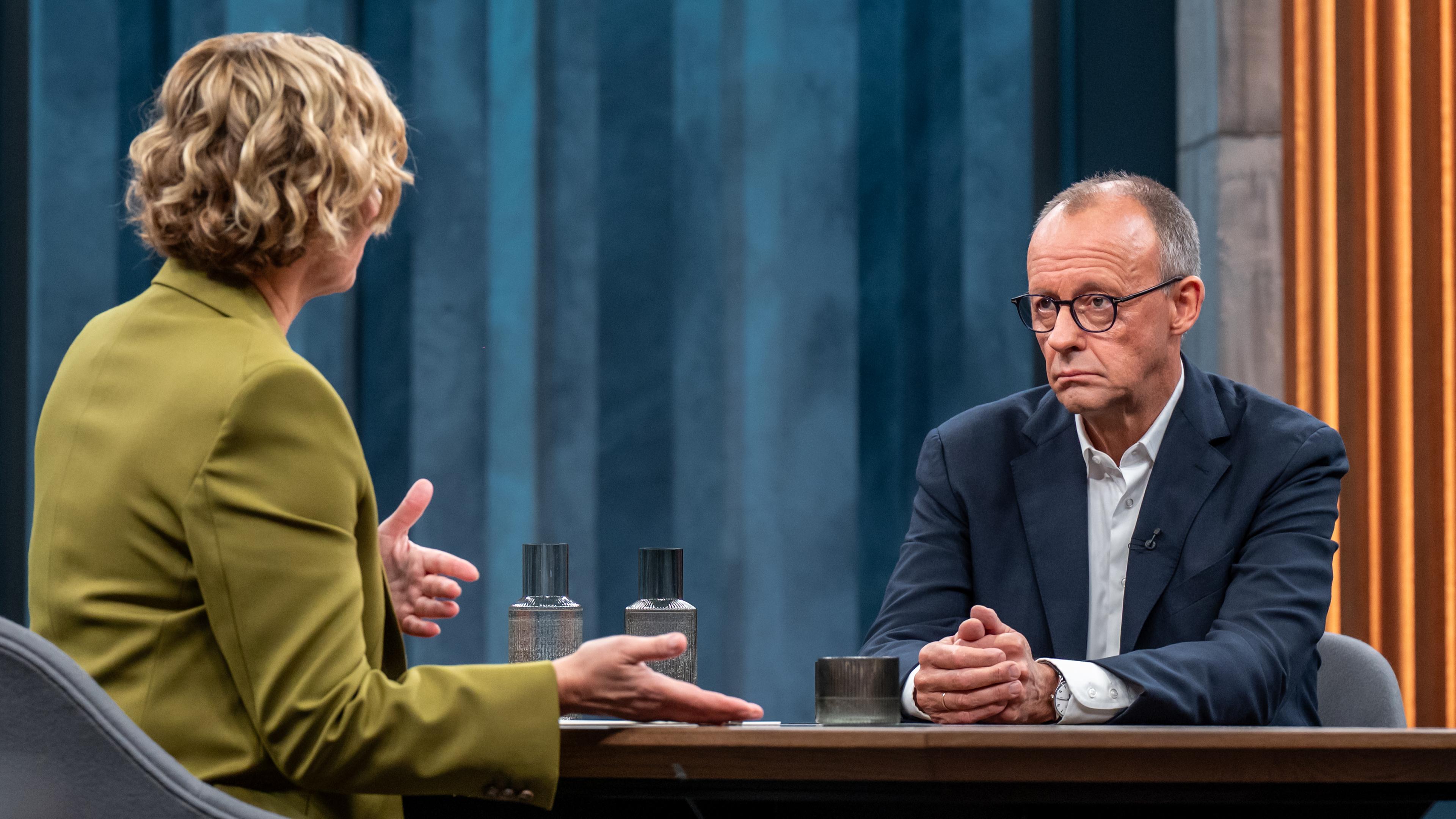 Caren Miosga spricht mit Bundeskanzler Friedrich Merz (CDU) bei der ARD Polit-Talkshow «Caren Miosga». 