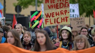 Mit einer Demonstration ziehen Schülerinnen und Schüler aus Potsdam durch die Stadt.