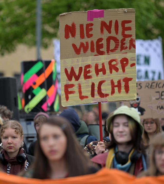 Mit einer Demonstration ziehen Schülerinnen und Schüler aus Potsdam durch die Stadt.