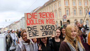 Tausende Schüler gingen in Berlin auf die Straße, um gegen die Wehrpflicht zu protestieren.