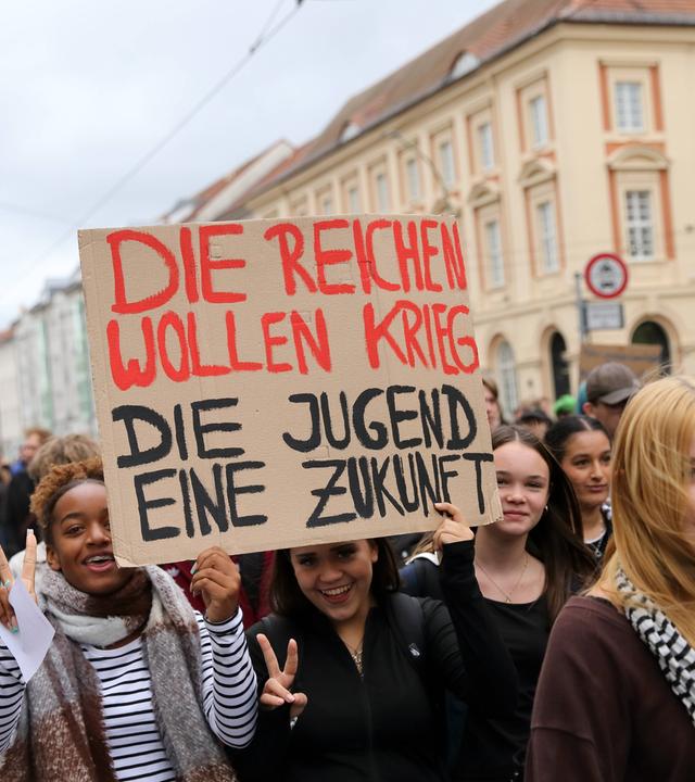 Tausende Schüler gingen in Berlin auf die Straße, um gegen die Wehrpflicht zu protestieren.