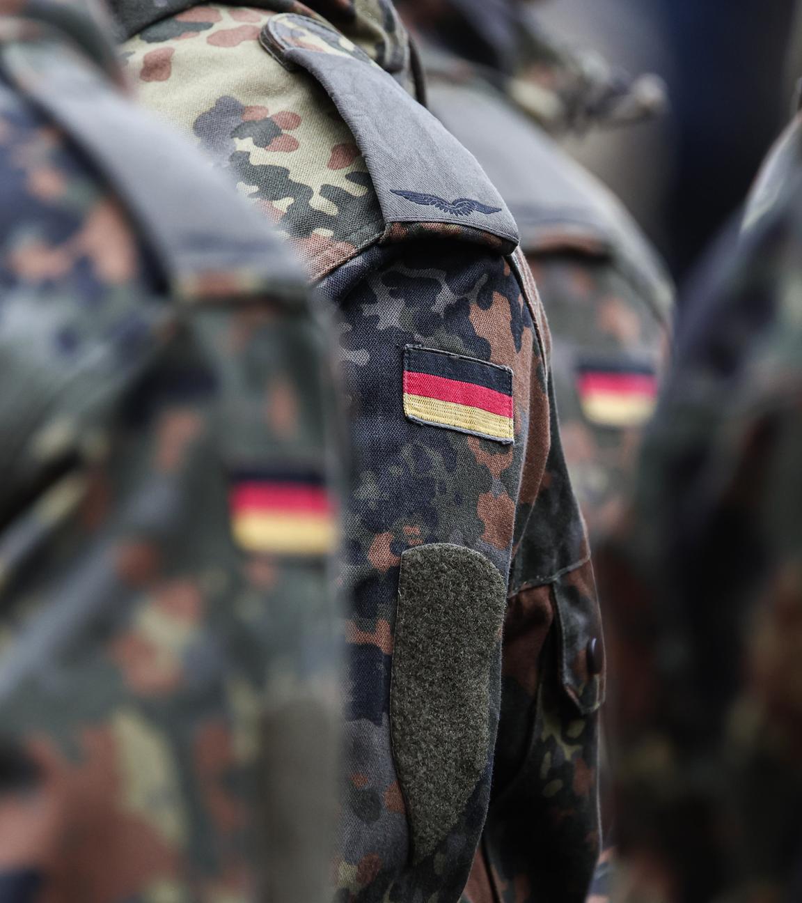 Eine Reihe von Soldaten trägt Deutschlandflaggen auf ihrer Uniform am 19.11.2025 in Mainz.