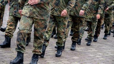 Reservistinnen und Reservisten marschieren im Rahmen des Nationalen Veteranentags für einen Reservistenappell mit Schwurbekräftigung in der Zitadelle Vechta.