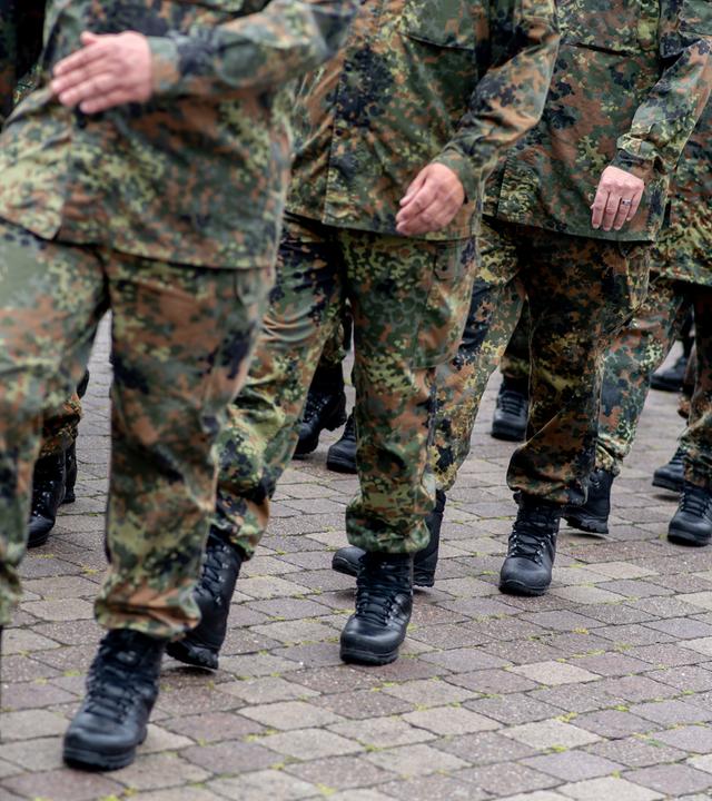Reservistinnen und Reservisten marschieren im Rahmen des Nationalen Veteranentags für einen Reservistenappell mit Schwurbekräftigung in der Zitadelle Vechta.