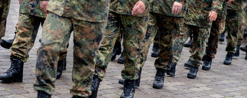 Reservistinnen und Reservisten marschieren im Rahmen des Nationalen Veteranentags für einen Reservistenappell mit Schwurbekräftigung in der Zitadelle Vechta.