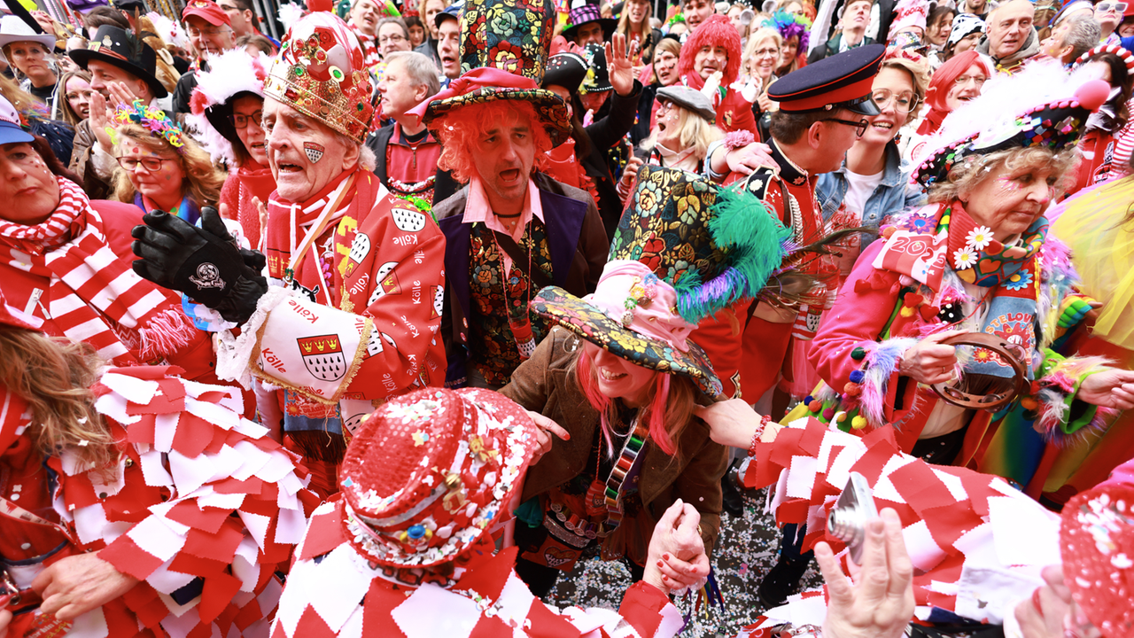 Kostümierte Jecken beim Karneval feiern