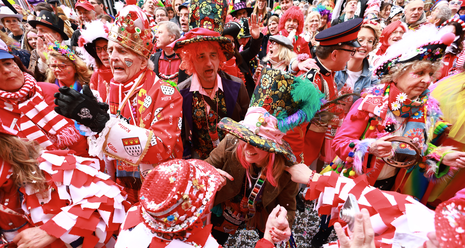 Kostümierte Jecken beim Karneval feiern