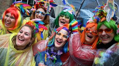 Weiberfastnacht: Narren feiern Beginn des Straßenkarnevals