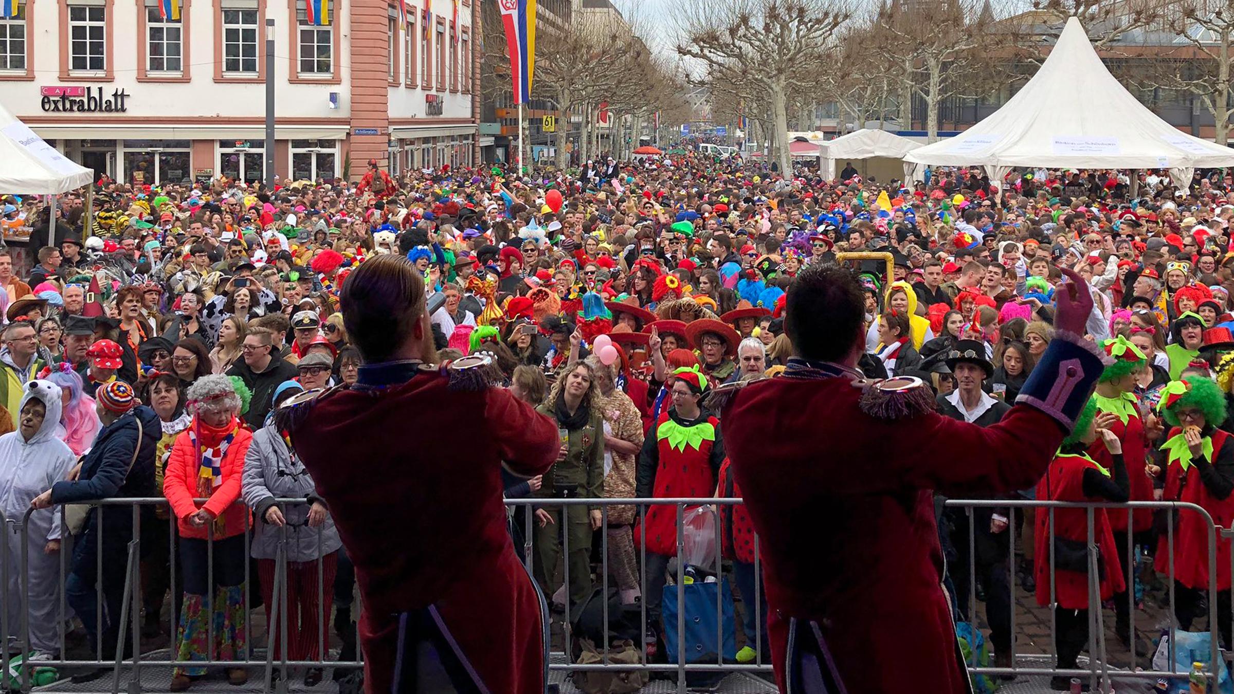 Über 1.000 Narren starteten auf dem Mainzer Schillerplatz in die heiße Phase der Fastnachtskampagne.