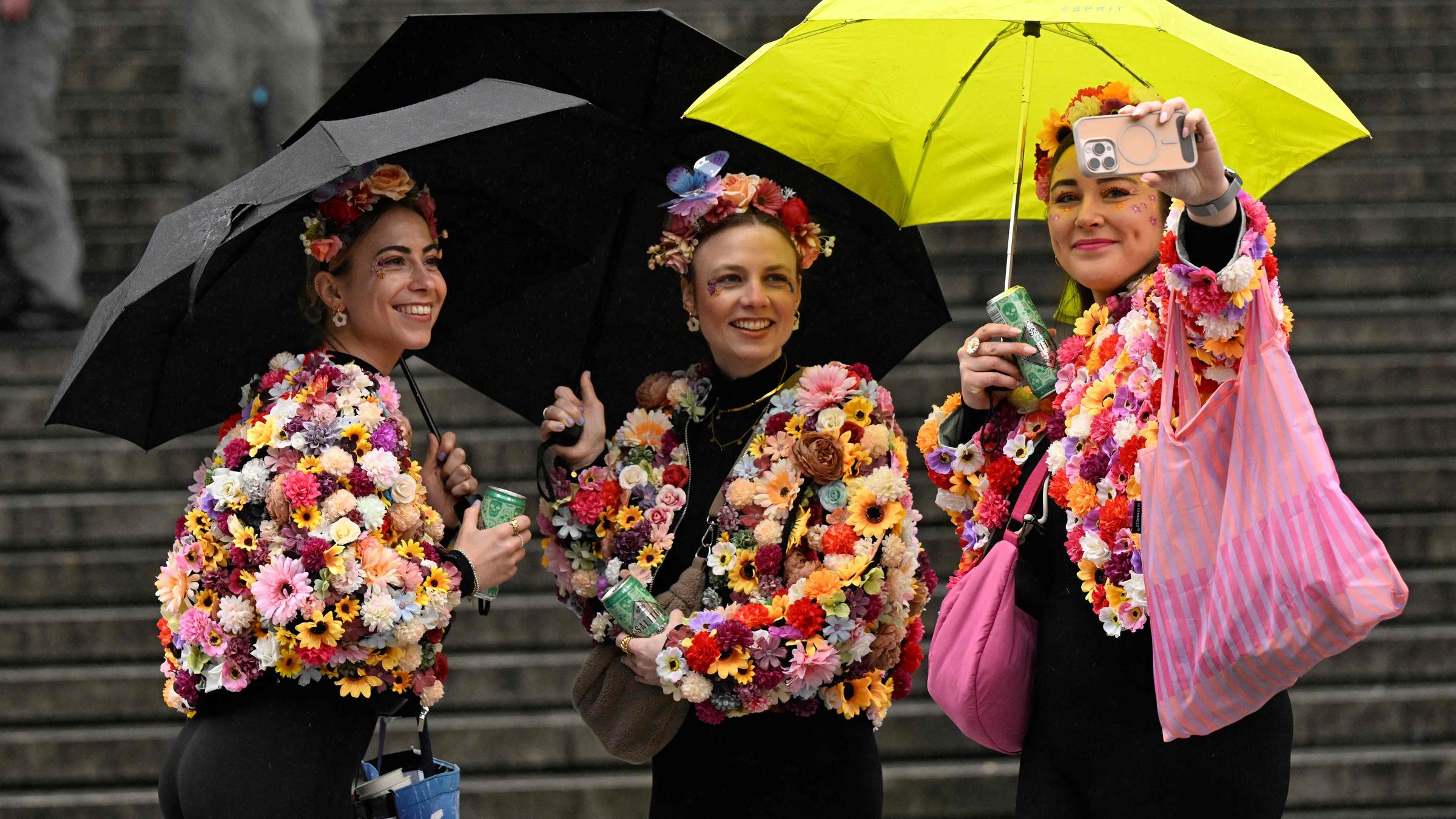 Weiberfastnacht, Köln: Jeckinnen posieren vir dem Kölner Dom