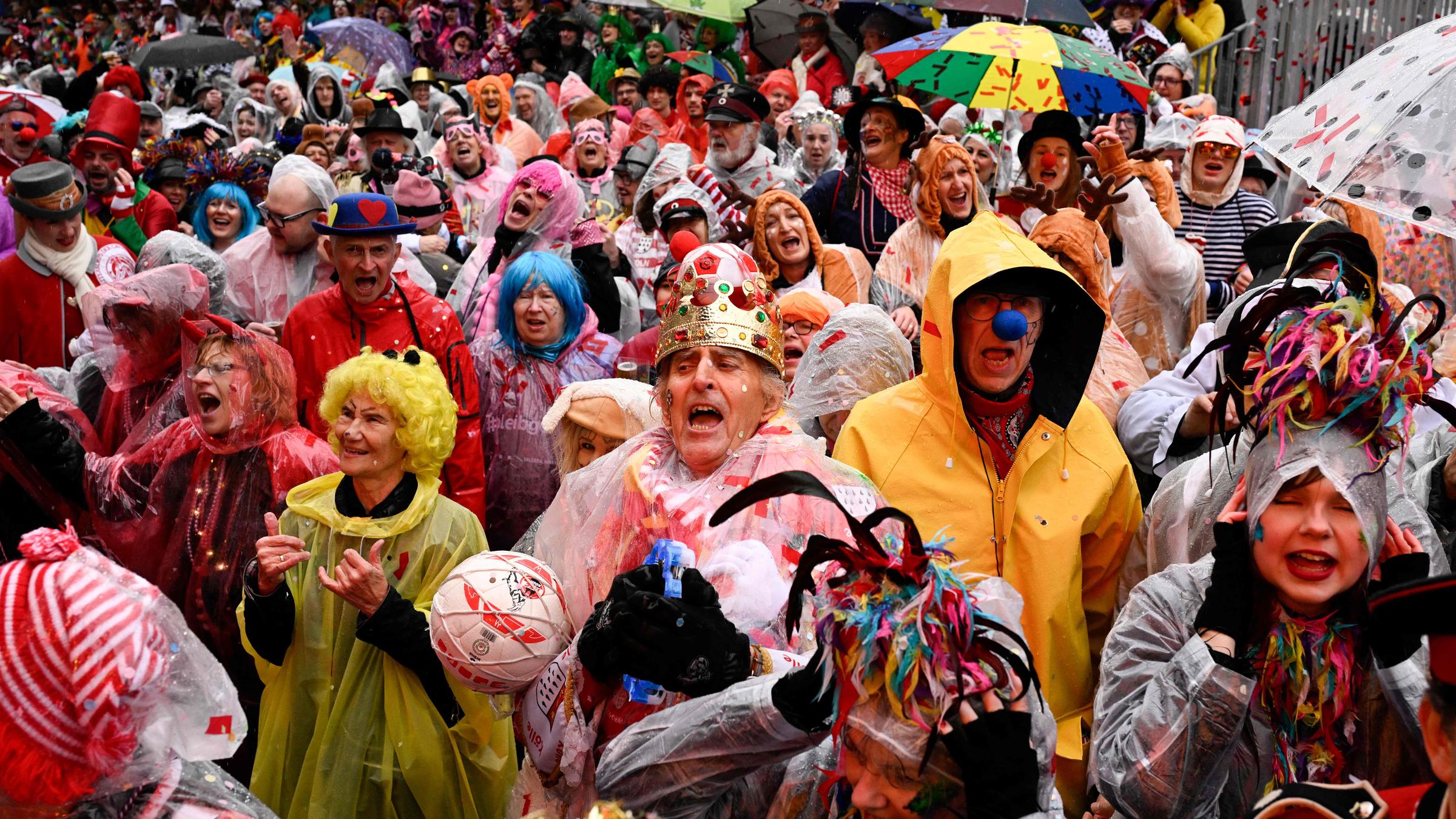 Weiberfastnacht, Köln: Karnevalisten feiern im Regen