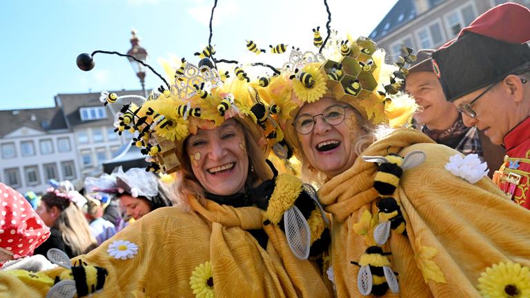 Nordrhein-Westfalen, Düsseldorf: Kostümierte Jecken feiern Karneval vor dem Düsseldorfer Rathaus