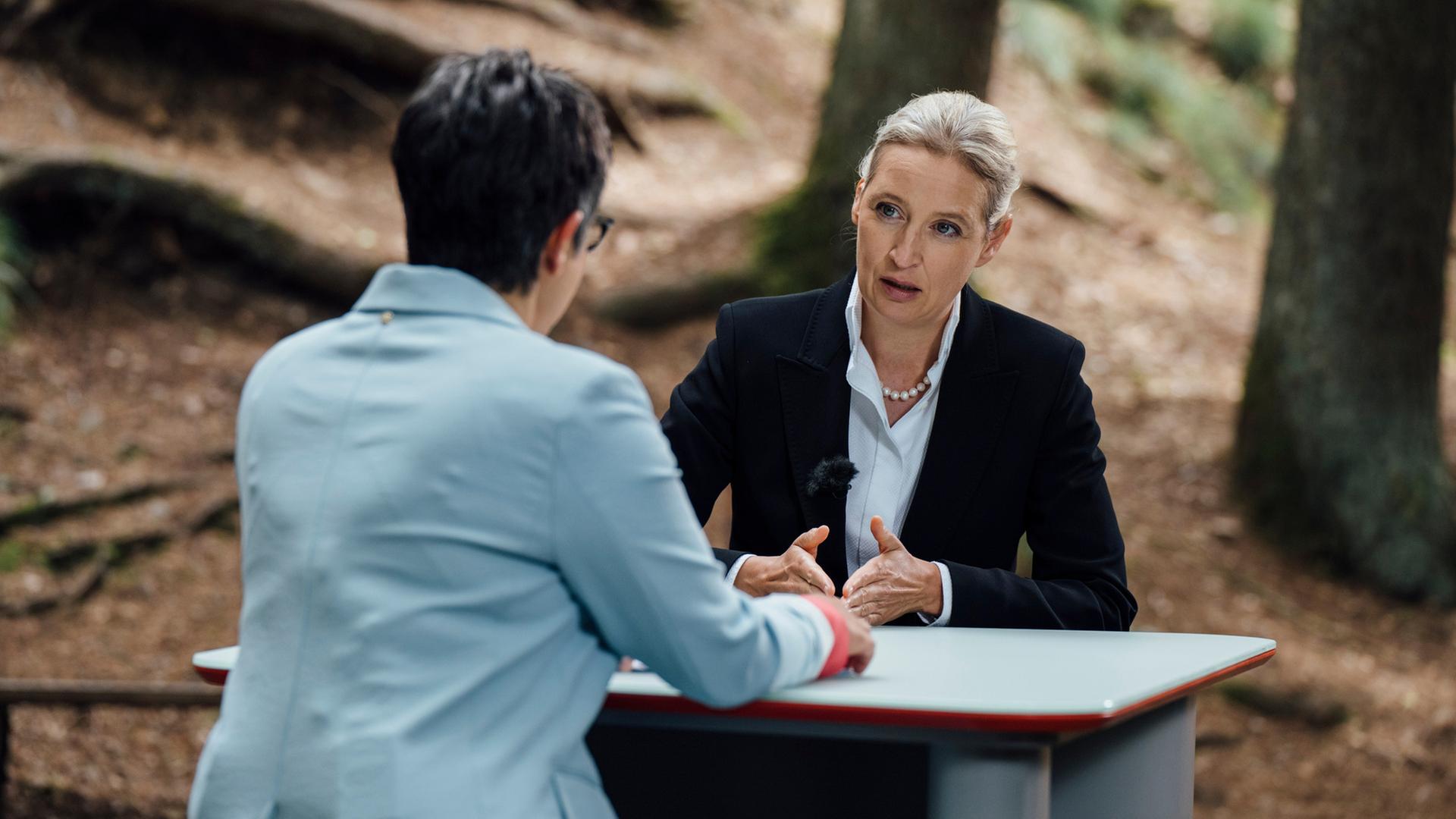 Alice Weidel im Gespräch mit Shakuntala Banerjee
