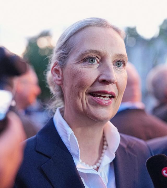 Alice Weidel gibt bei der Wahlparty der AfD vor dem Alten Theater ein Interview. 