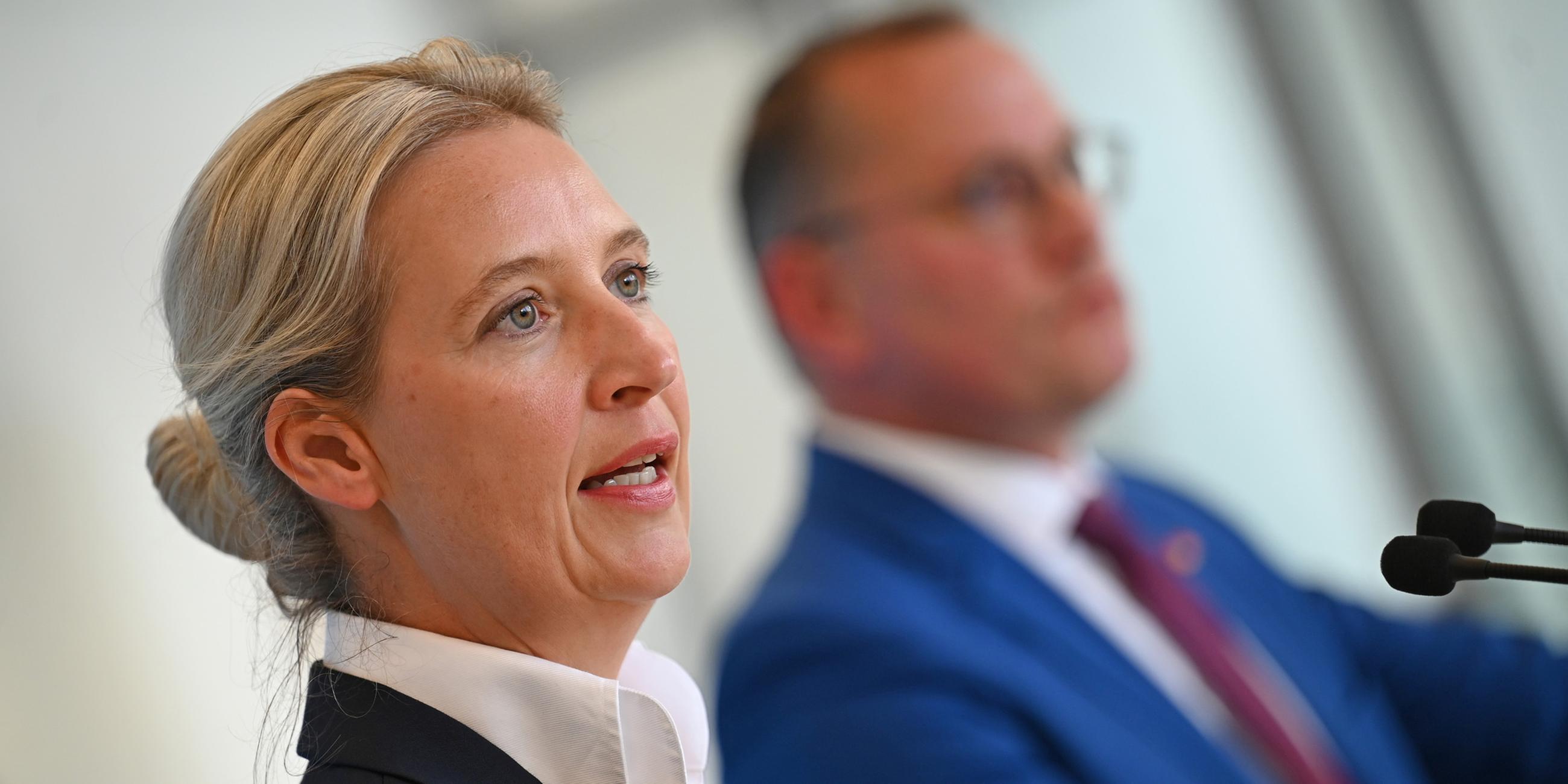 Alice Weidel, Bundesvorsitzende und Fraktionsvorsitzende der AfD, und Tino Chrupalla, Bundesvorsitzender und Fraktionsvorsitzender der AfD im Bundestag, geben ein Pressestatement. (Archiv)