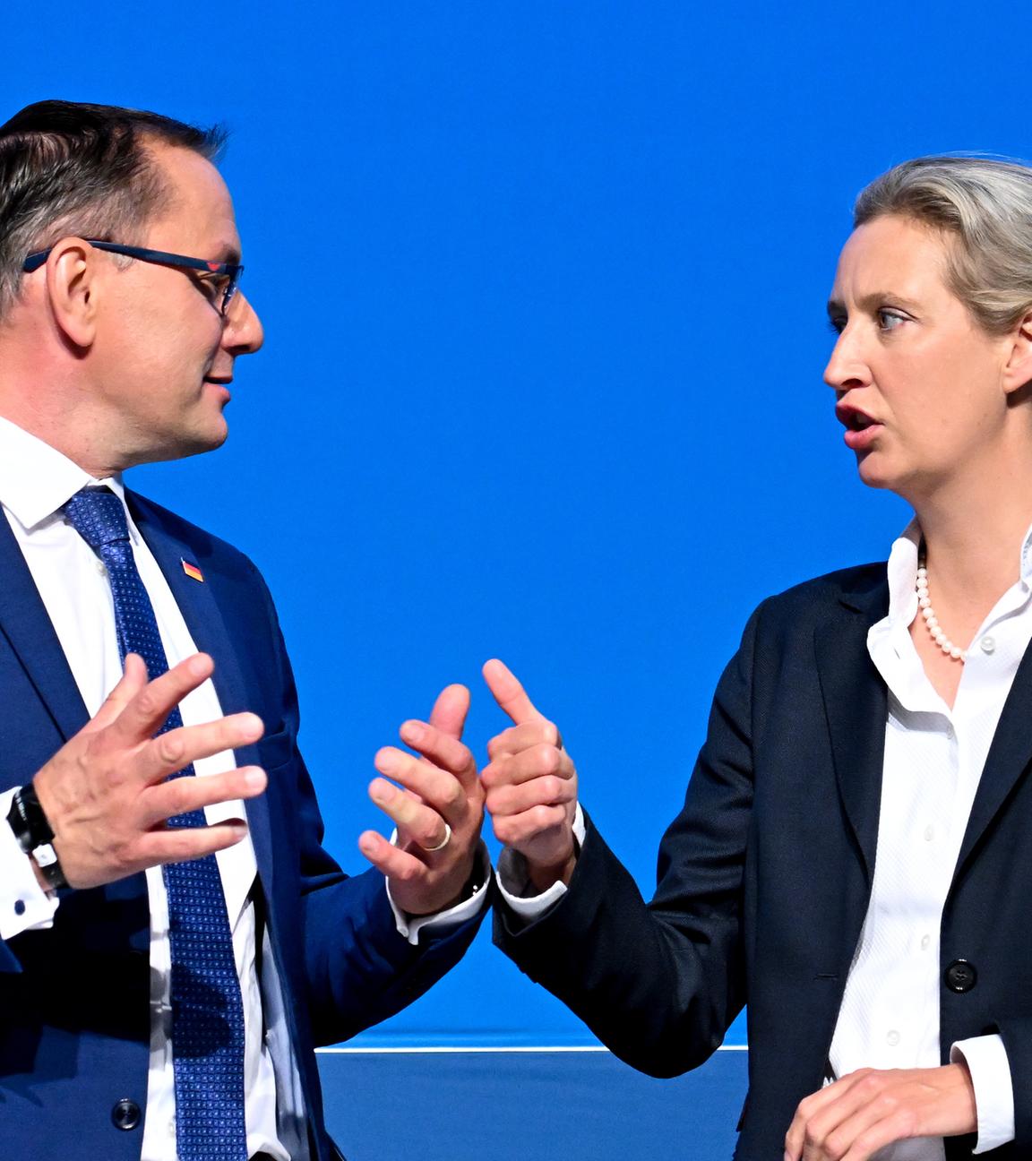 Tino Chrupala links & Alice Weidel rechts vor blauem Hintergrund auf dem AfD-Bundesparteitag, beide schauen sich an