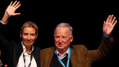Alice Weidel und Alexander Gauland auf AfD-Parteitag winken nach ihrer Wahl zum Spitzenduo
