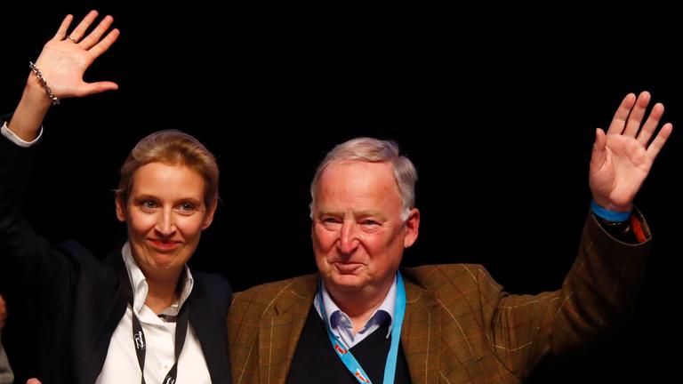 Alice Weidel und Alexander Gauland auf AfD-Parteitag winken nach ihrer Wahl zum Spitzenduo