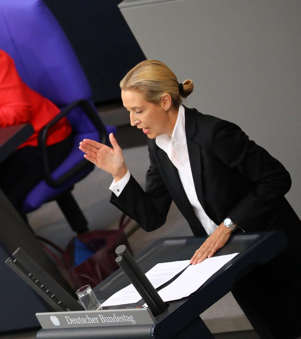 Alice Weidel bei der Generaldebatte im Bundestag. Im Hintergrund Angela Merkel, Olaf Scholz und Horst Seehofer.