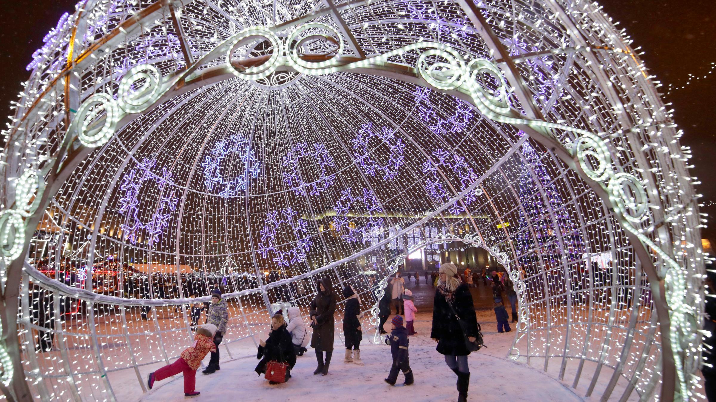 Menschen gehen am 22.12.2017 auf dem Oktoberplatz in Minsk (Weissrussland)