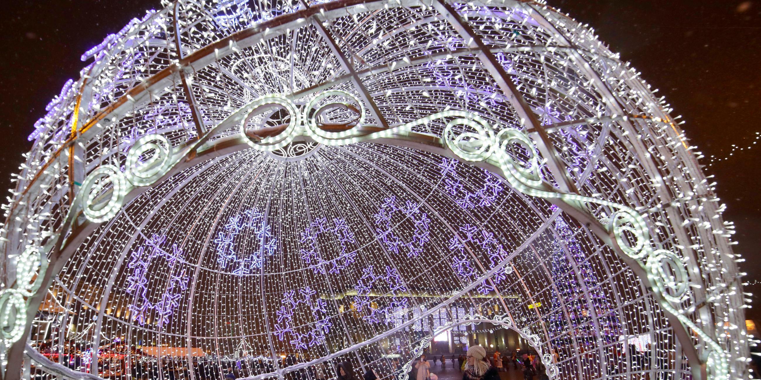 Menschen gehen am 22.12.2017 auf dem Oktoberplatz in Minsk (Weissrussland)