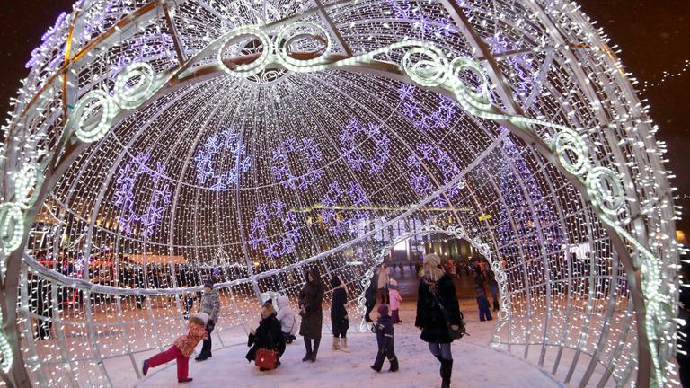Menschen gehen am 22.12.2017 auf dem Oktoberplatz in Minsk (Weissrussland)