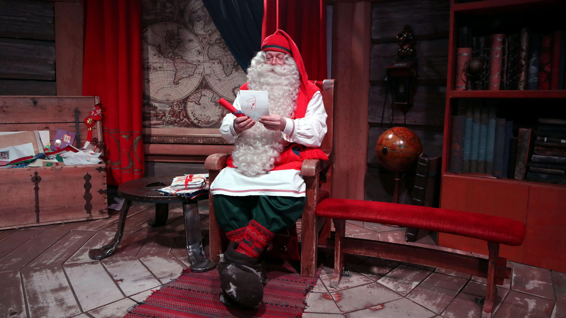 Der Weihnachtsmann sitzt am 18.11.2017 im wWihnachtsmanndorf in Rovaniemi (Finnland) in seinem Zimmer.