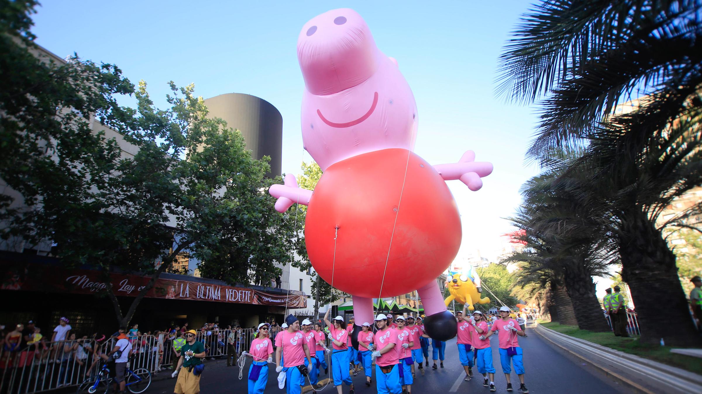 Eine riesige Comicfigur wird bei der jährlichen Weihnachts-Parade am 10.12.2017 durch Santiago (Chile) geführt
