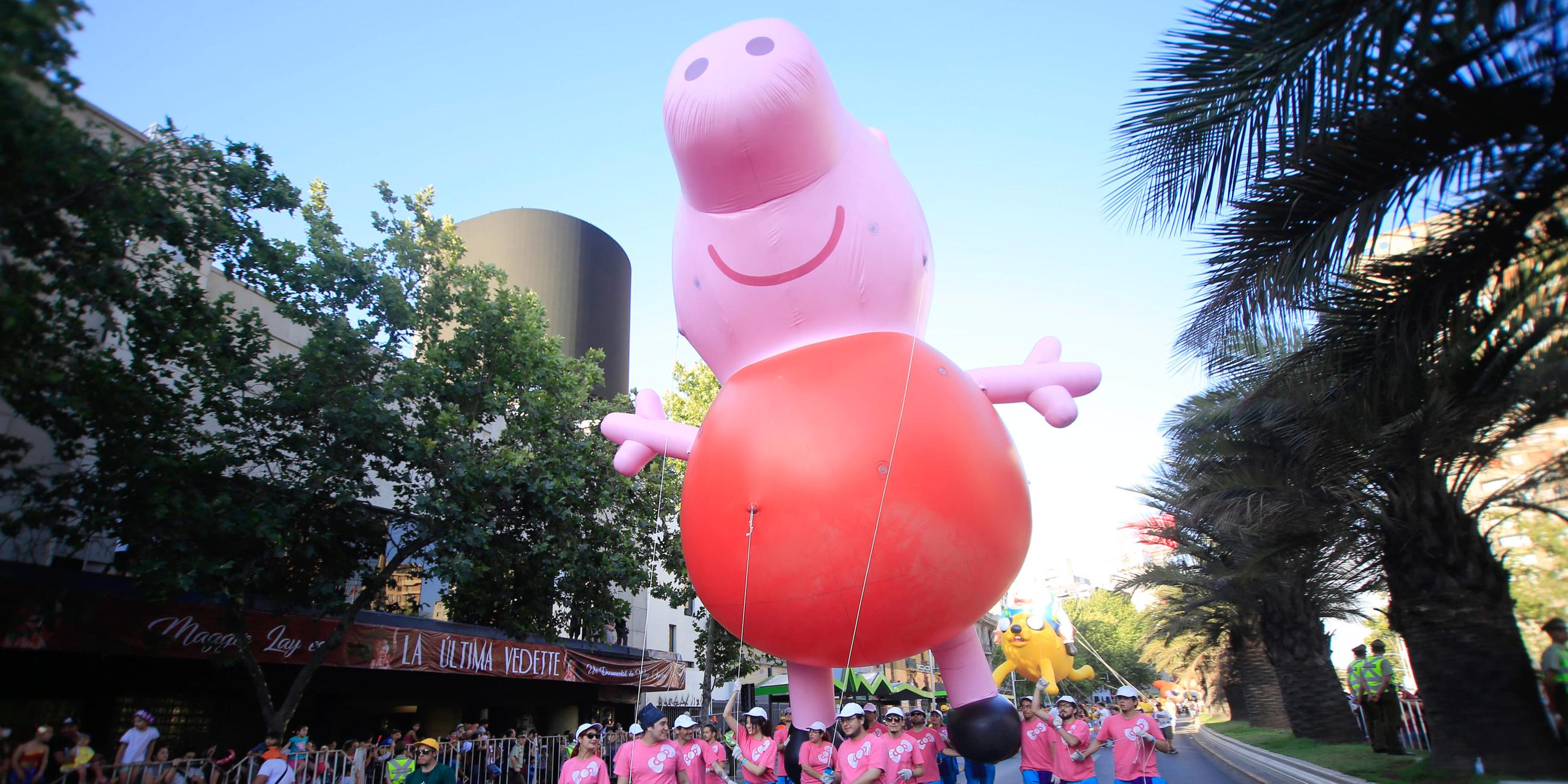 Eine riesige Comicfigur wird bei der jährlichen Weihnachts-Parade am 10.12.2017 durch Santiago (Chile) geführt