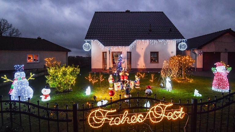Beleuchtete Weihnachtsdekoration und der Schriftzug "Frohes Fest" erhellen am Abend des 05.12.2017 einen Garten mit Einfamilienhaus in Pillgram