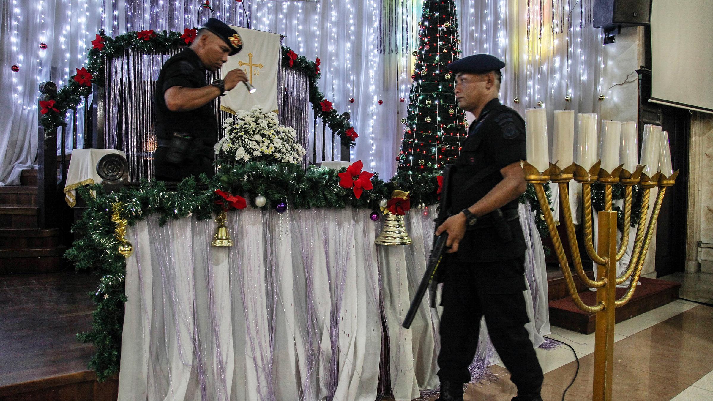 Sicherheitskräfte eines Bombenentschärfungsteams überpruefen eine Kirche in Medan, Indonesien, am 24.12.2019
