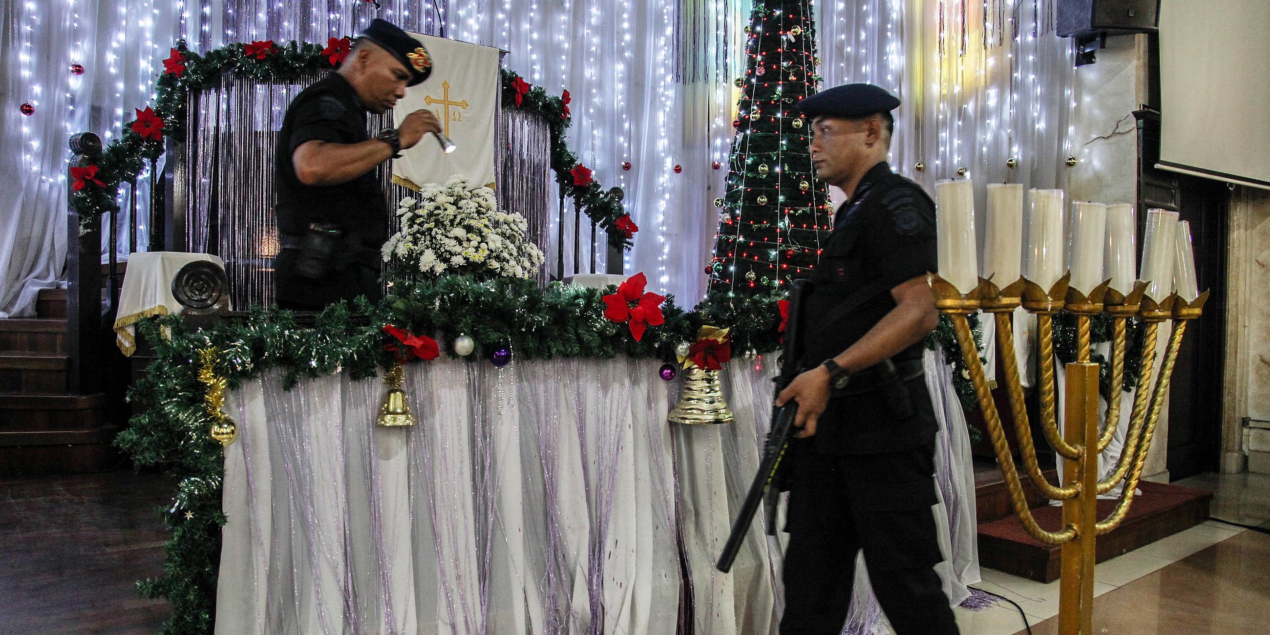 Sicherheitskräfte eines Bombenentschärfungsteams überpruefen eine Kirche in Medan, Indonesien, am 24.12.2019