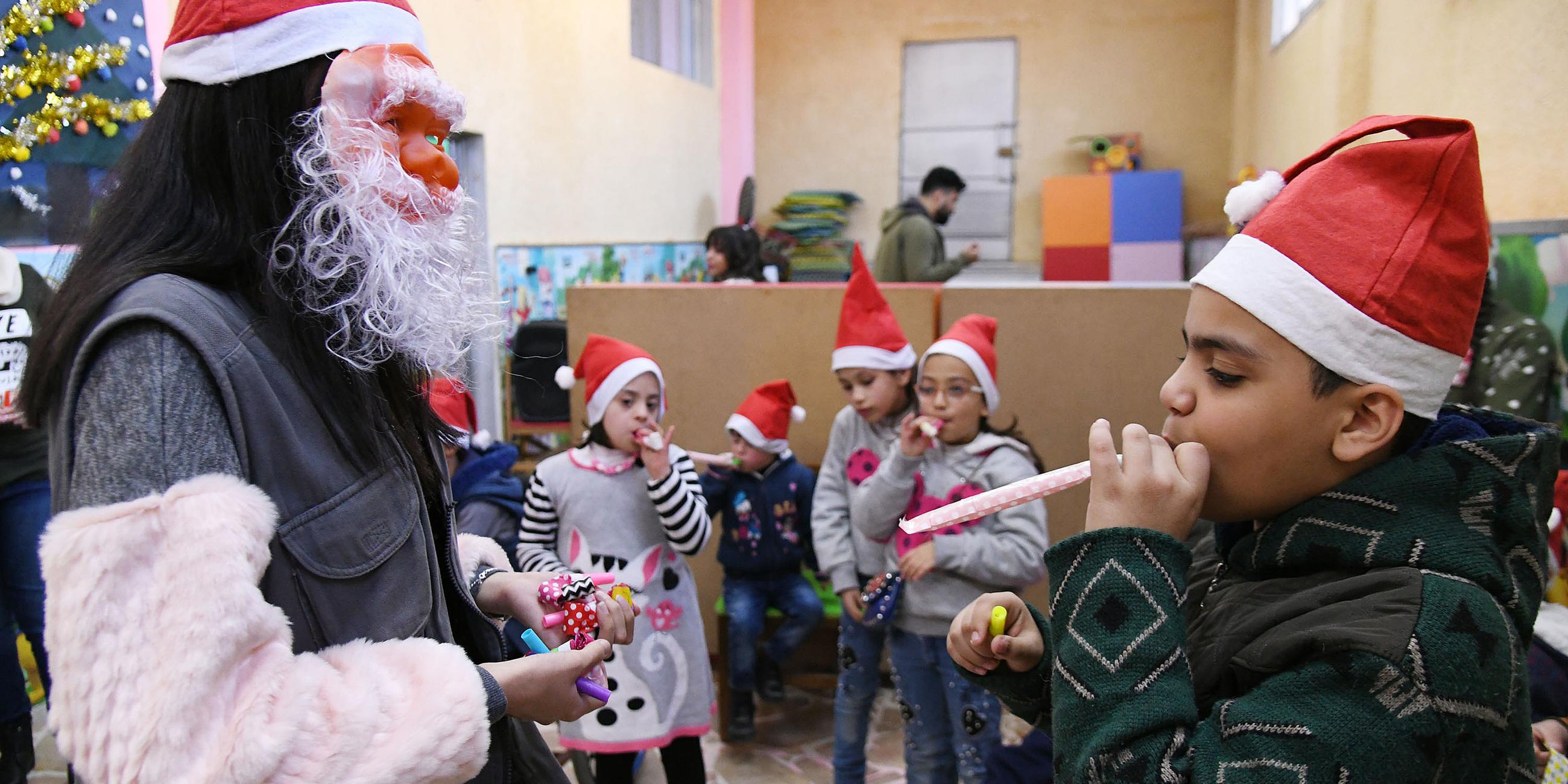 Kinder nehmen an einer Weihnachtsfeier teil, am 24.12.2019 in Damaskus, Syrien