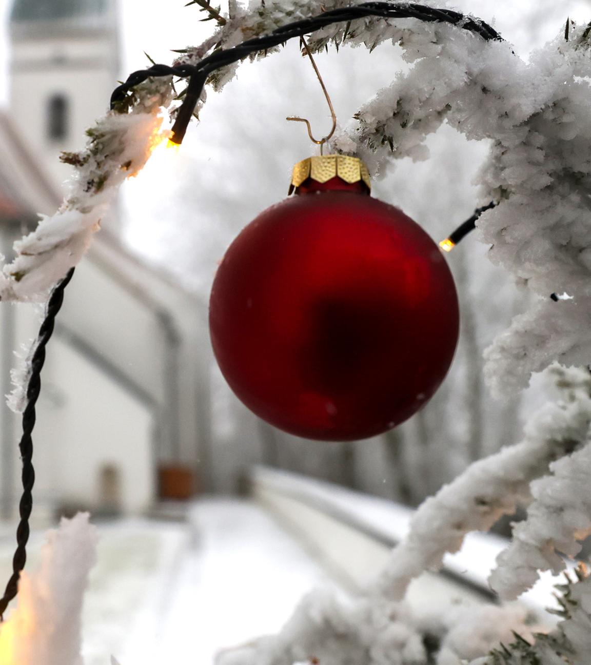  Schnee liegt an Heiligabend rund um den Berg "Bussen" und seiner Wallfahrtskirche St. Johannes Baptist in Oberschwaben