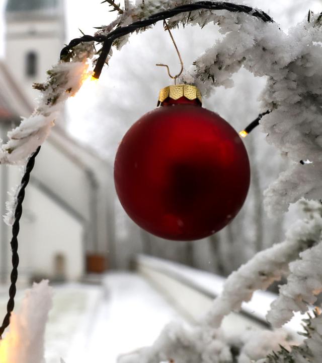  Schnee liegt an Heiligabend rund um den Berg "Bussen" und seiner Wallfahrtskirche St. Johannes Baptist in Oberschwaben