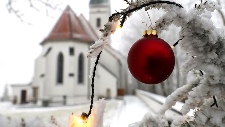 Schnee liegt an Heiligabend rund um den Berg "Bussen" und seiner Wallfahrtskirche St. Johannes Baptist in Oberschwaben